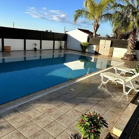 ヴィラ Beautiful 5 Bed With Pool