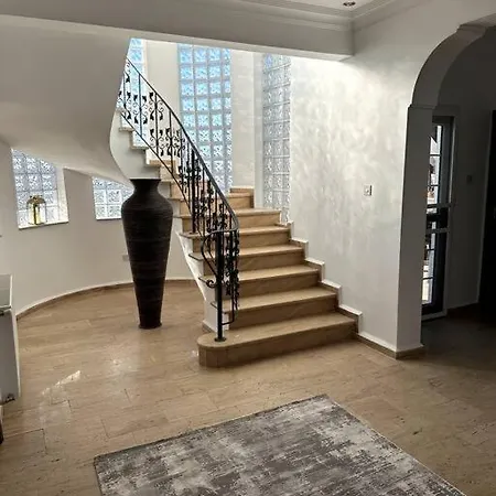 ヴィラ Beautiful 5 Bed With Pool Perivolia tou Trikomou