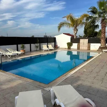 Beautiful 5 Bed With Pool *